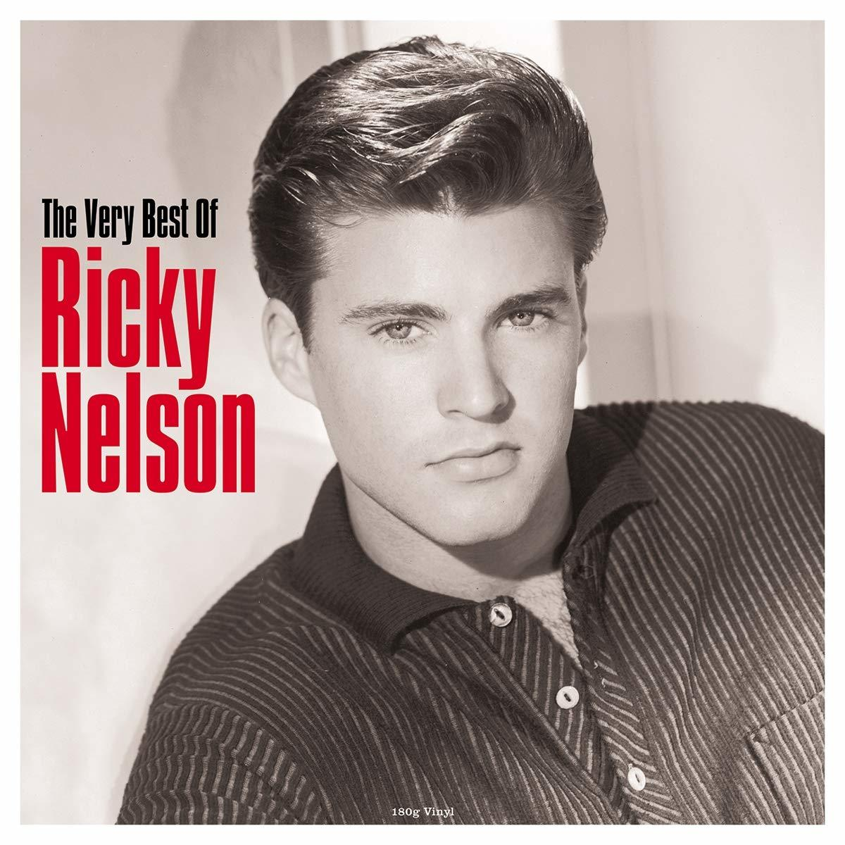 Ricky Nelson fekete-fehér portréja fésült hajjal és csíkos pólóval; piros szöveg balra.