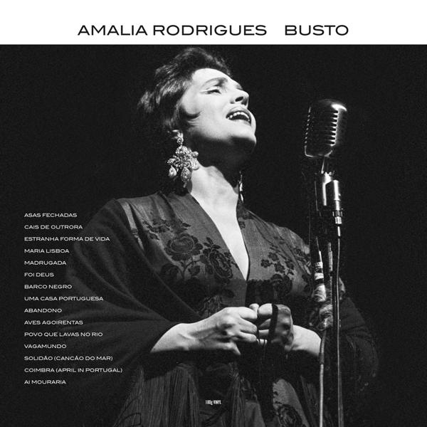 Album borító. Amalia Rodrigues mikrofonba énekel. Fekete-fehér kép. A szövegek az oldalon vannak felsorolva.