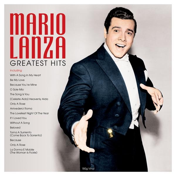 Egy szmokingos férfi dalcímek listája előtt áll. Mario Lanza Greatest Hits.