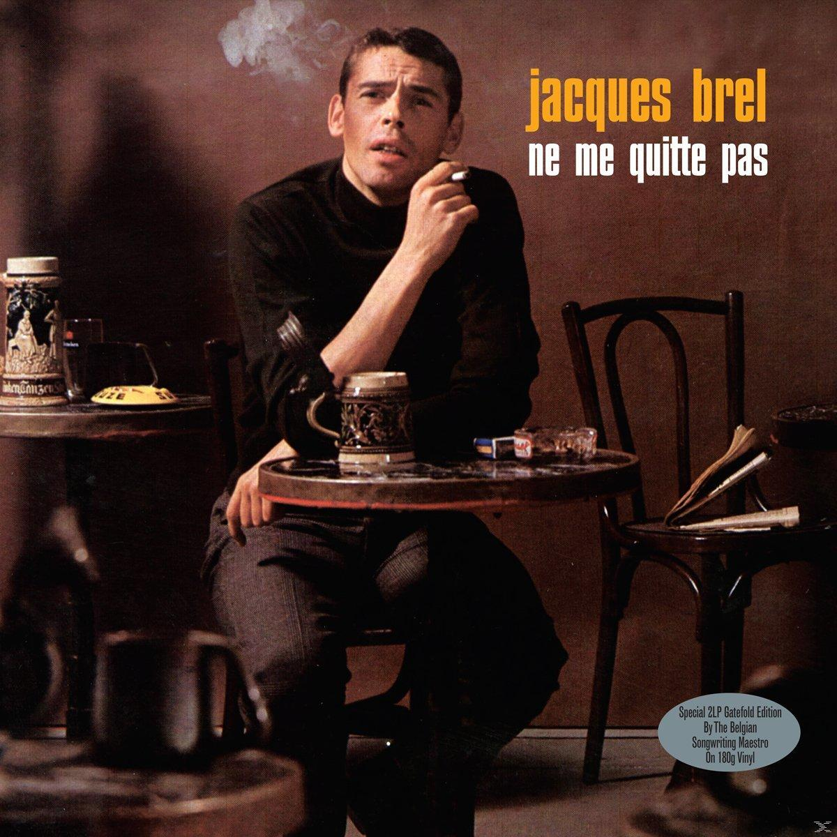 Férfi dohányzik, asztalnál ül, Jacques Brel és Ne Me Quitte Pas szöveggel, barna háttéren.