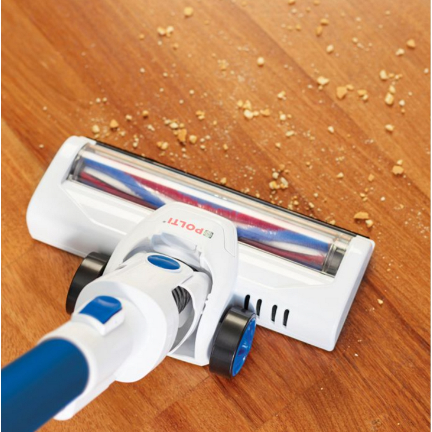 Cabezal de aspiradora limpiando un suelo de madera. Se ven cepillos blancos, azules y rojos.