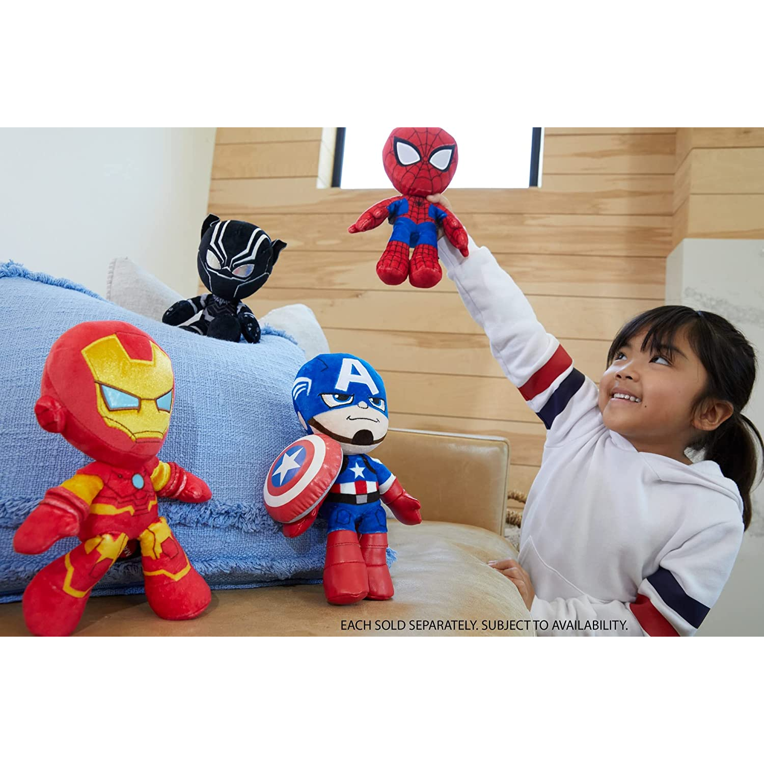 Niña alcanza peluche de Spider-Man. Otros juguetes: Iron Man, Capitán América y Pantera Negra.