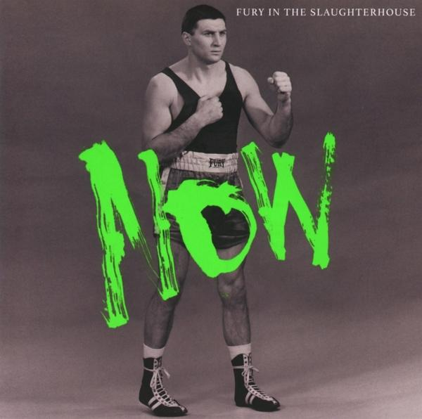 Albumcover mit Boxer im Tanktop, grüner "NOW"-Text und grauer Hintergrund.