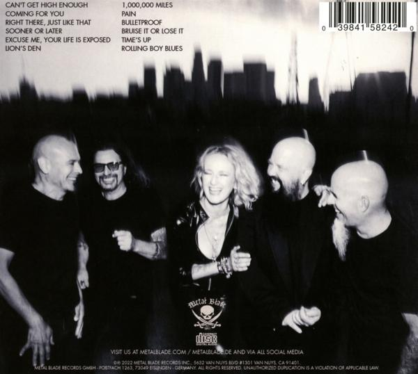 Ein CD-Cover mit einer Gruppe von Menschen in Schwarzweiß. Text in Englisch.