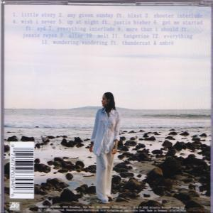 CD-Cover mit Trackliste und einer Frau am Strand mit Meer im Hintergrund.
