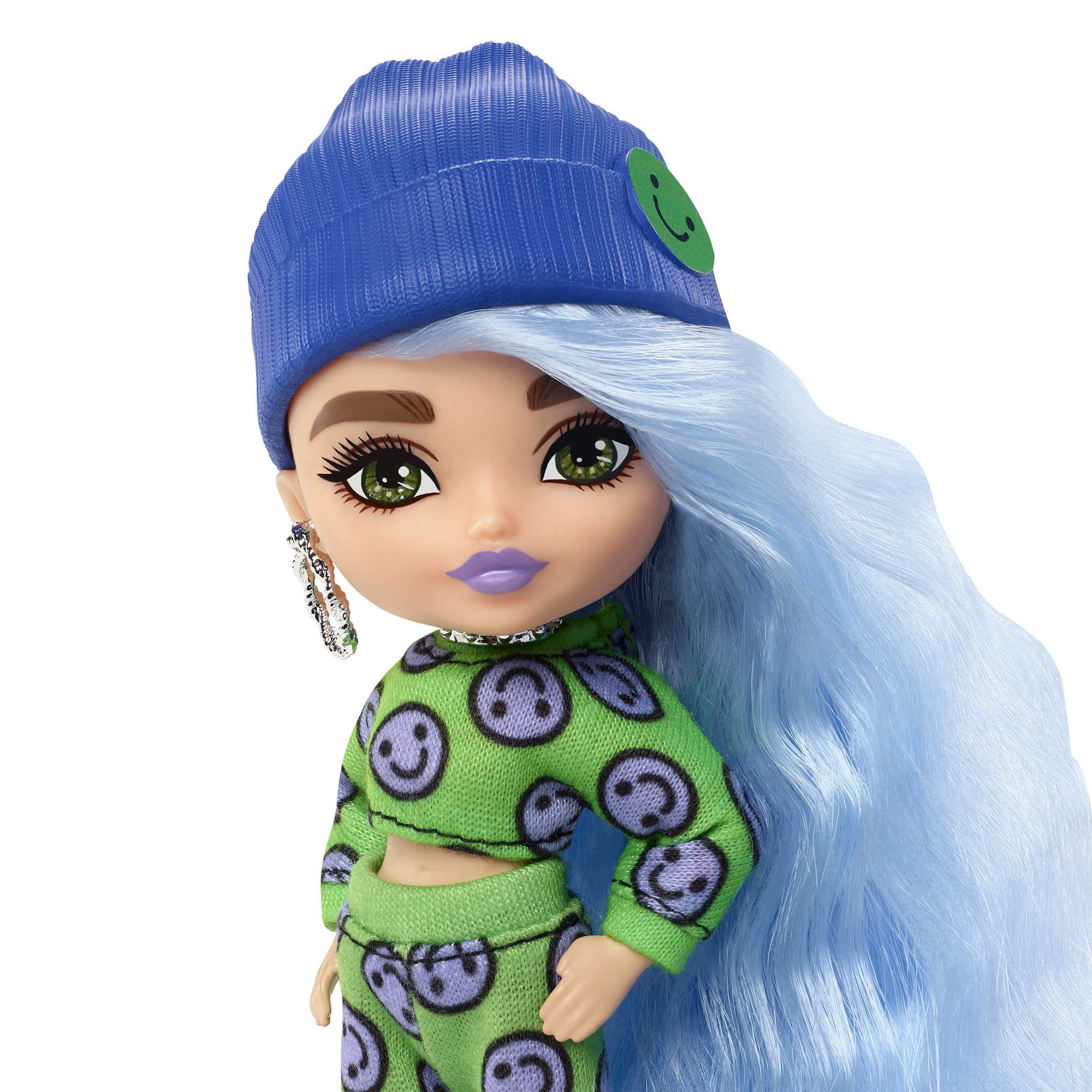 Puppe mit blauen Haaren und Mütze, grünes Outfit mit Smiley-Gesichtern.