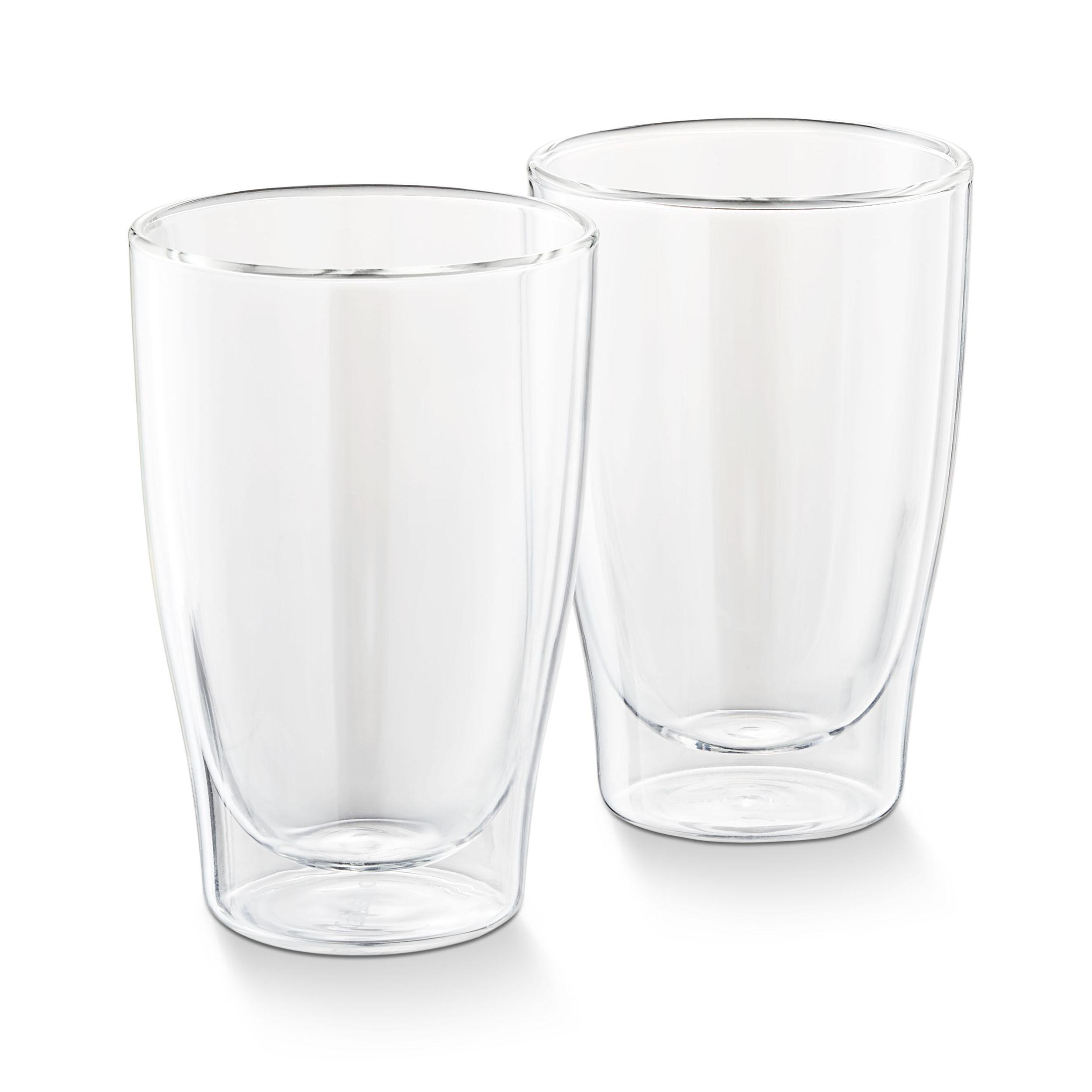 Zwei klare Glasbecher auf einer weißen Oberfläche.