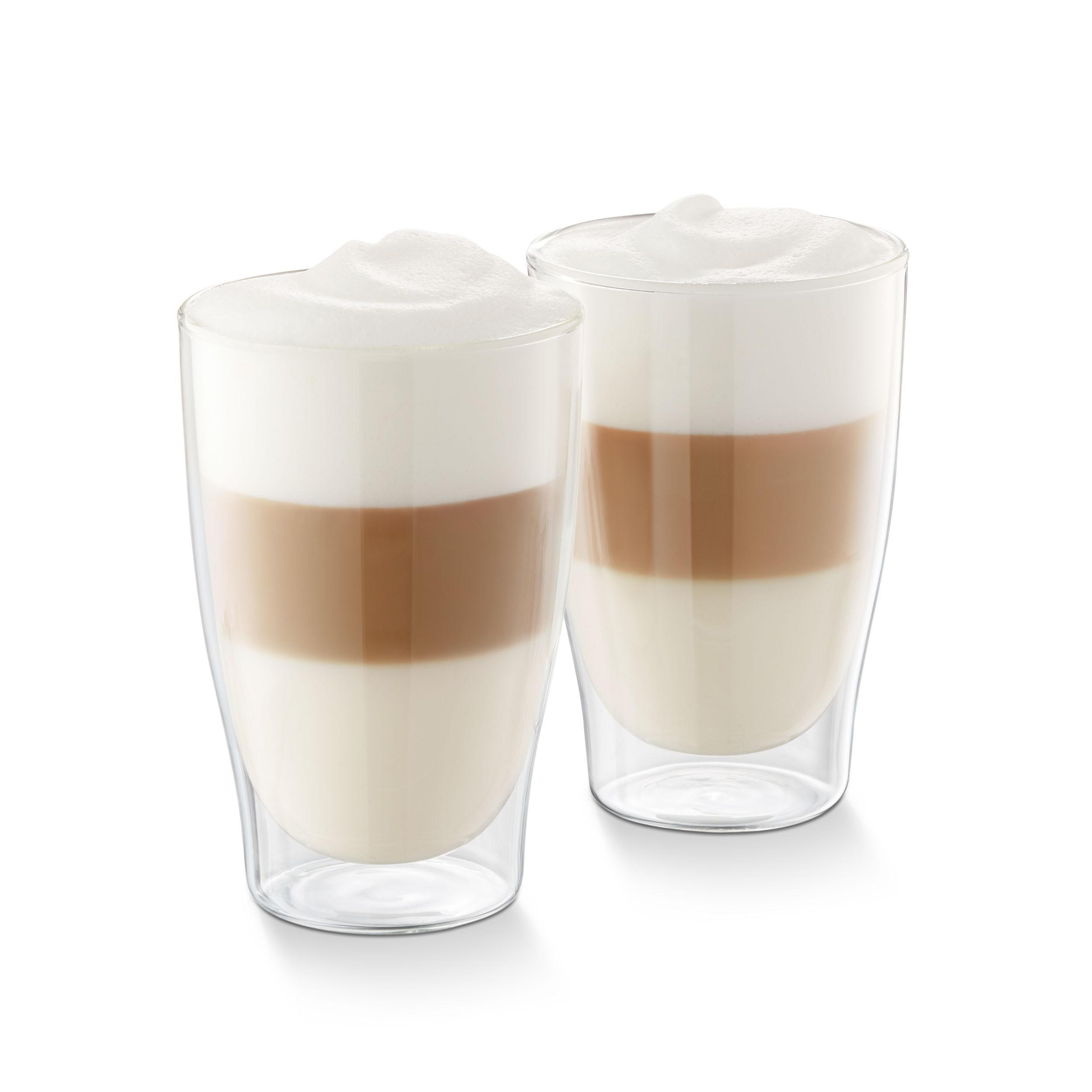 Zwei Gläser Latte Macchiato mit geschichtetem Kaffee und Schaum, auf weißem Hintergrund.