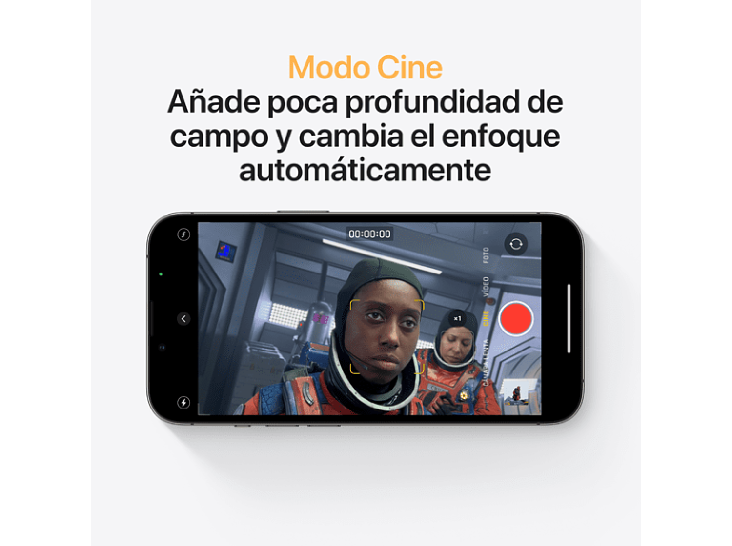 Pantalla del teléfono mostrando modo cine, dos personas con trajes espaciales. Superposición de texto en español.