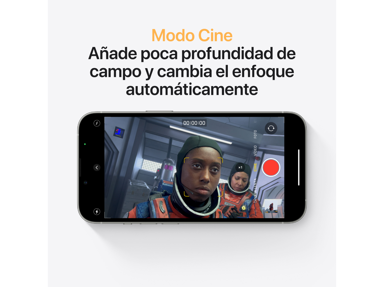 Una persona usando un iPhone para filmar una escena con dos personas en una nave espacial.