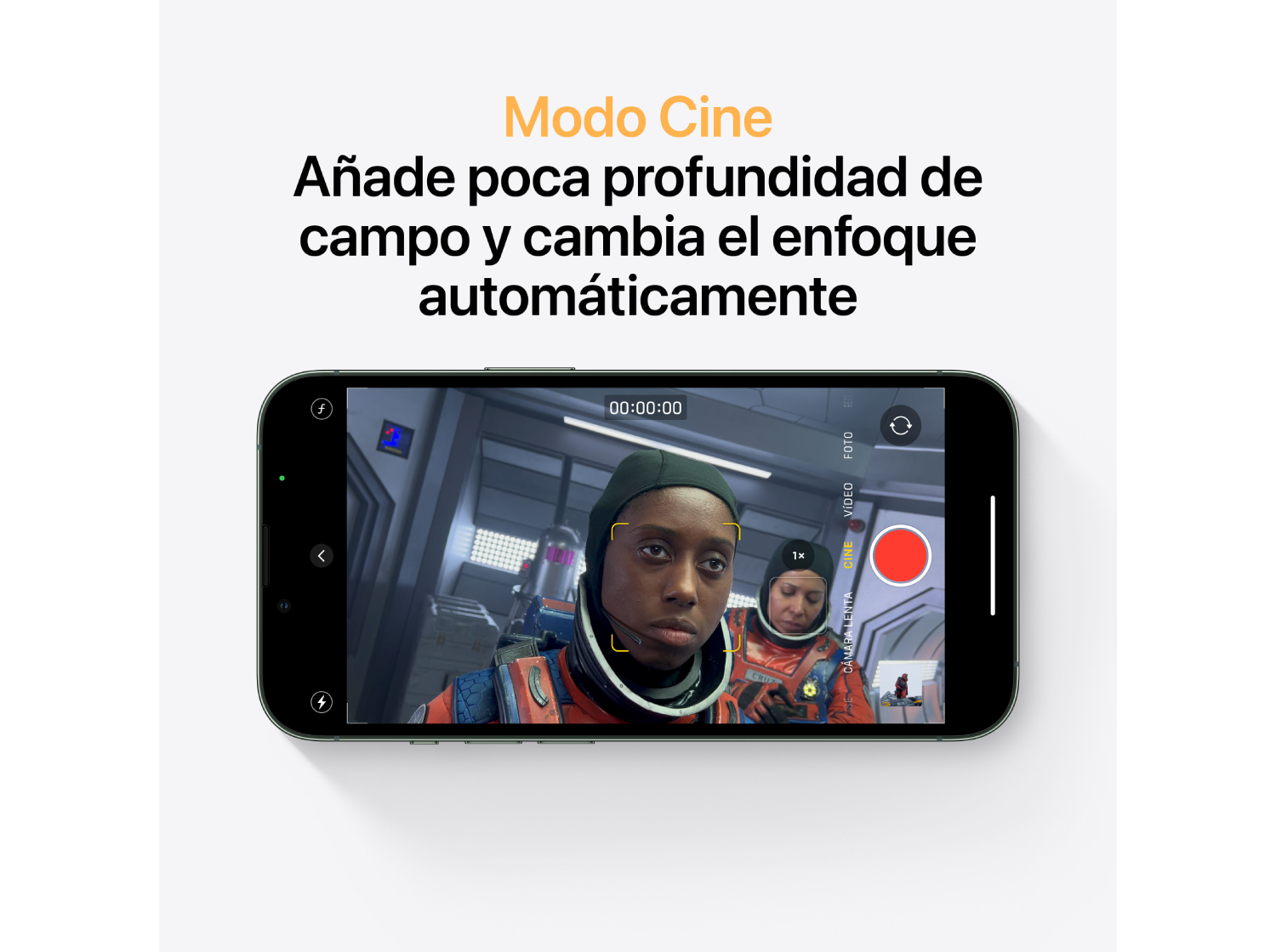 Pantalla de un smartphone mostrando una interfaz de grabación de video con dos astronautas en una escena espacial.