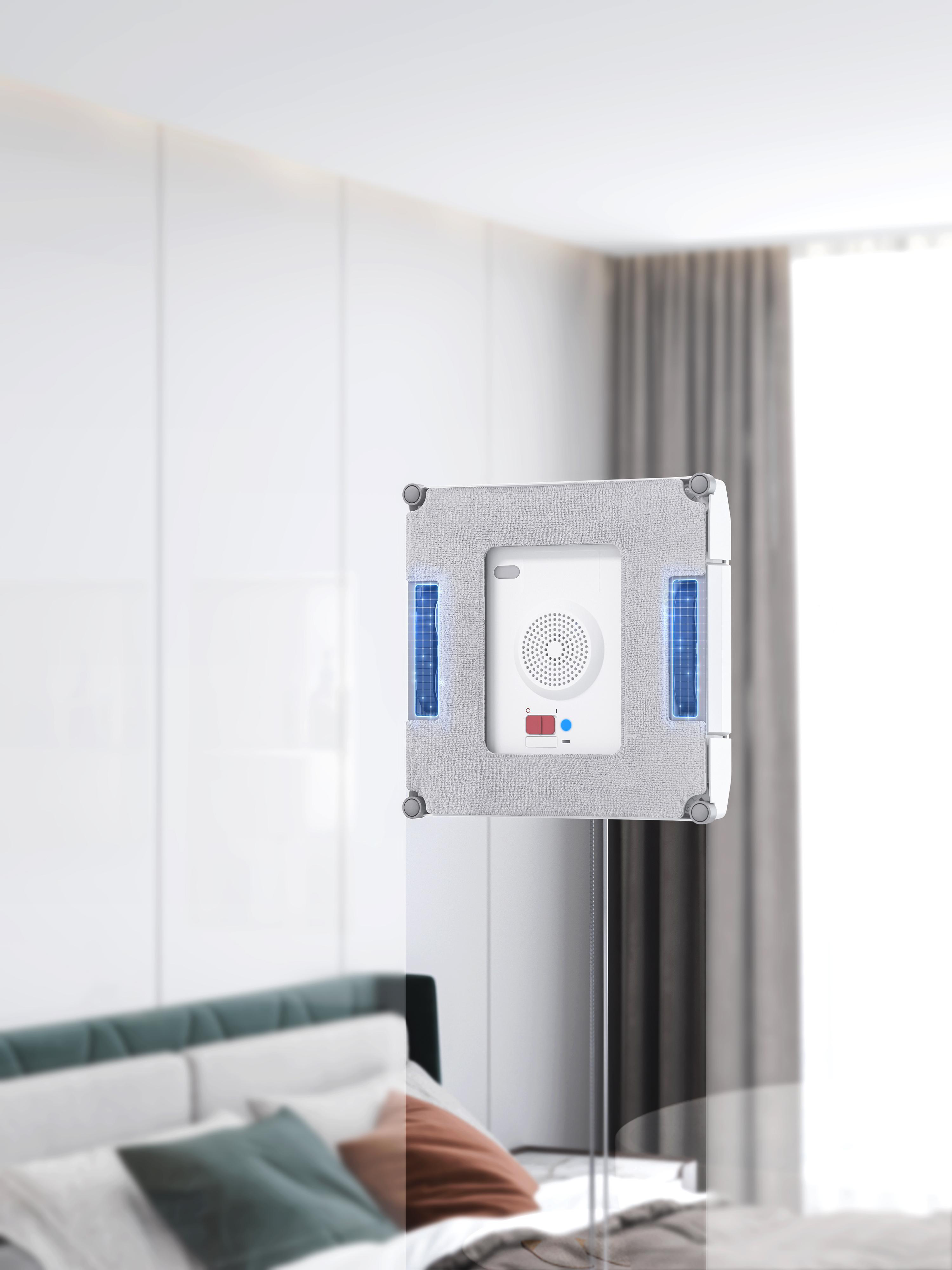 Fensterputzroboter auf einer Glasscheibe. Er putzt ein Fenster, im Hintergrund ein Schlafzimmer.