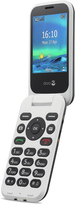 Téléphone à clapet blanc ouvert, affichant l'écran avec l'heure et la date. Clavier avec de gros boutons. Fond est le ciel.