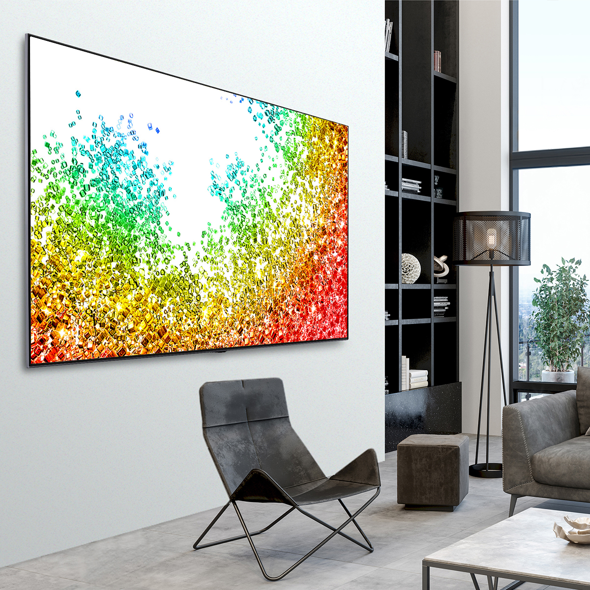 Gran pantalla de TV con diseño abstracto y colorido. Silla y lámpara visibles.