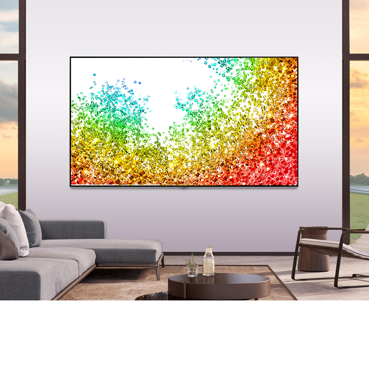 Una obra de arte colorida y enmarcada en una pared, en un salón moderno con un sofá.