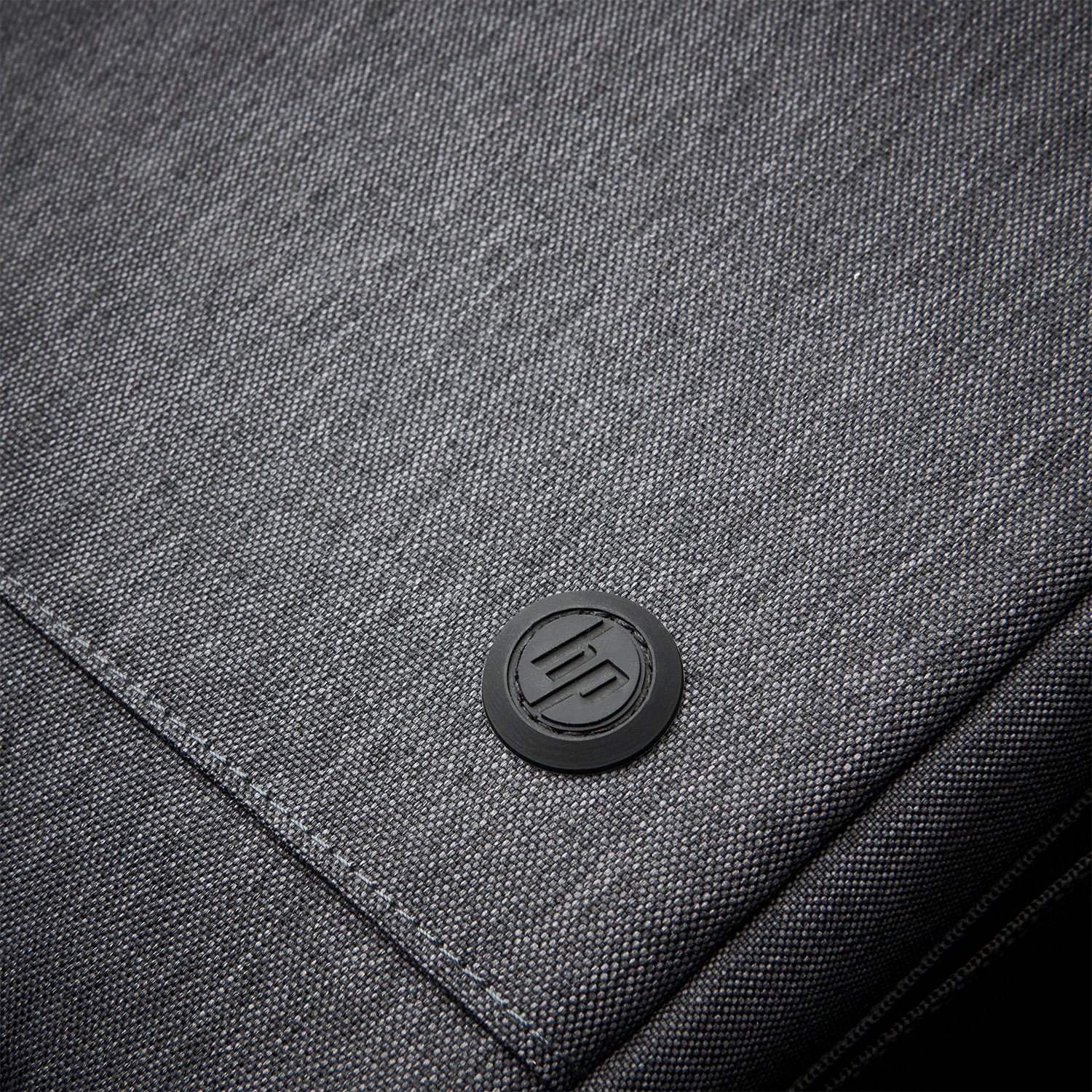 Primo piano di una borsa per laptop grigia. Il logo HP è visibile sulla borsa.