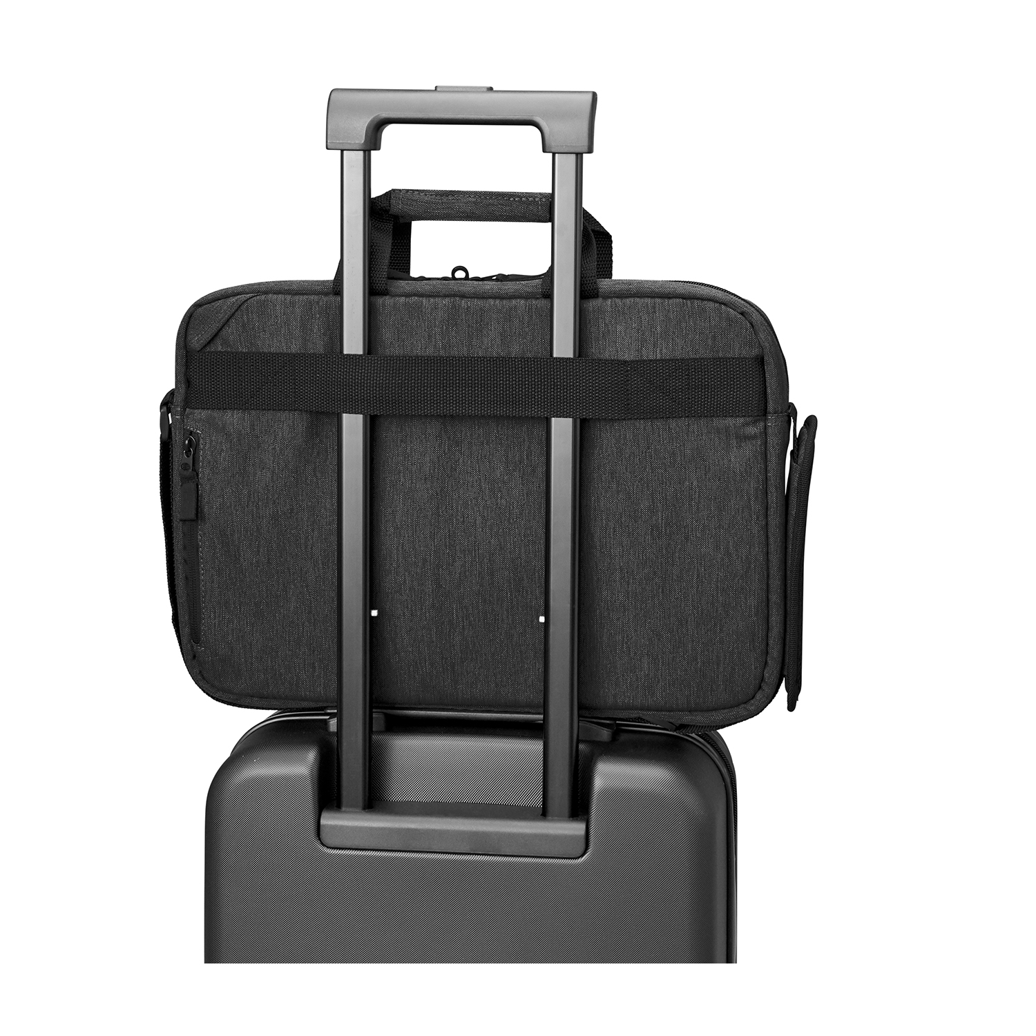 Borsa nera sopra una valigia con ruote.