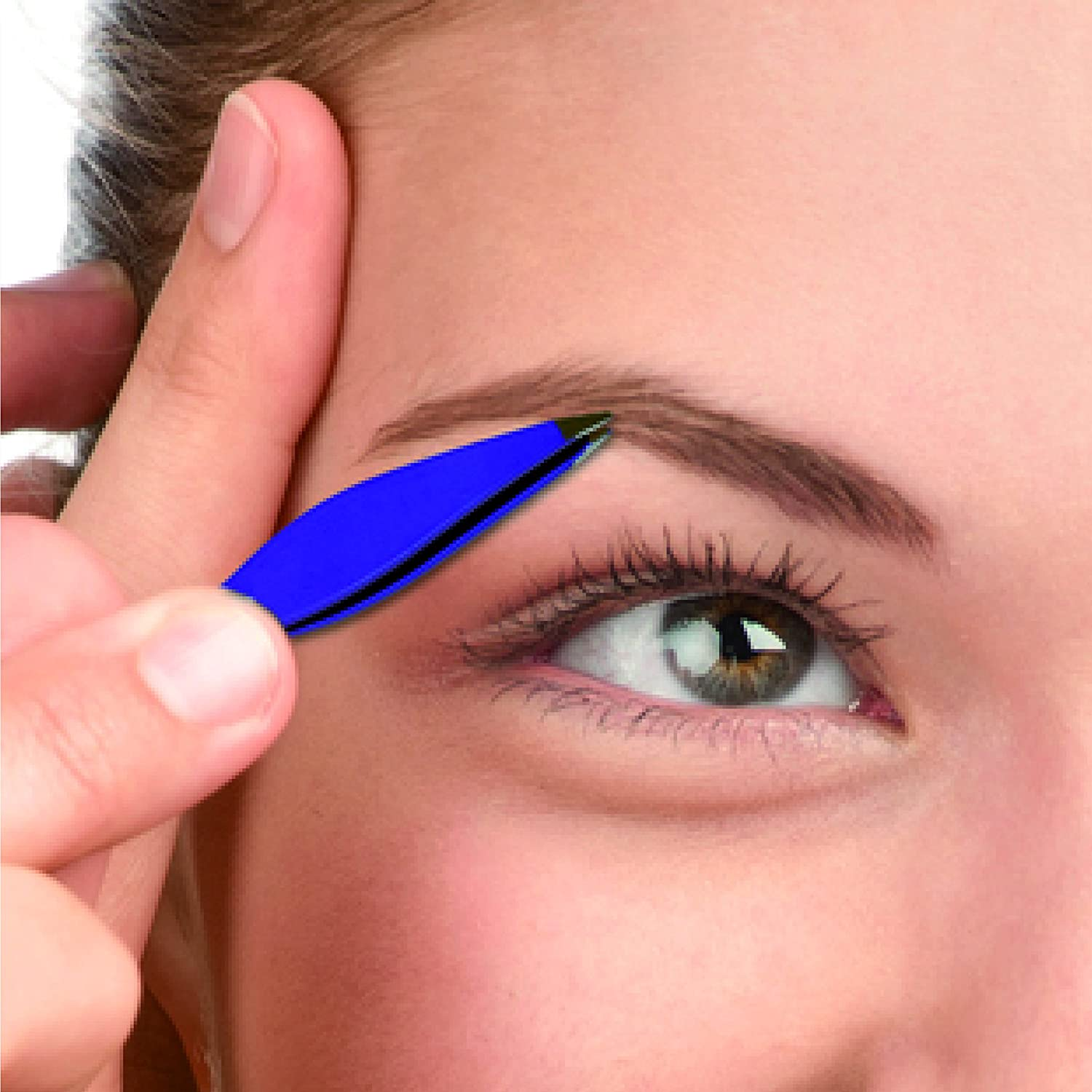 Una persona que usa pinzas azules para depilarse las cejas. La persona está enfocada.