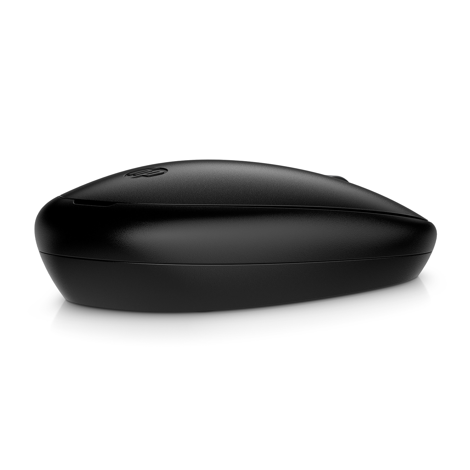 Mouse del computer nero. A forma ovale, su una superficie bianca.
