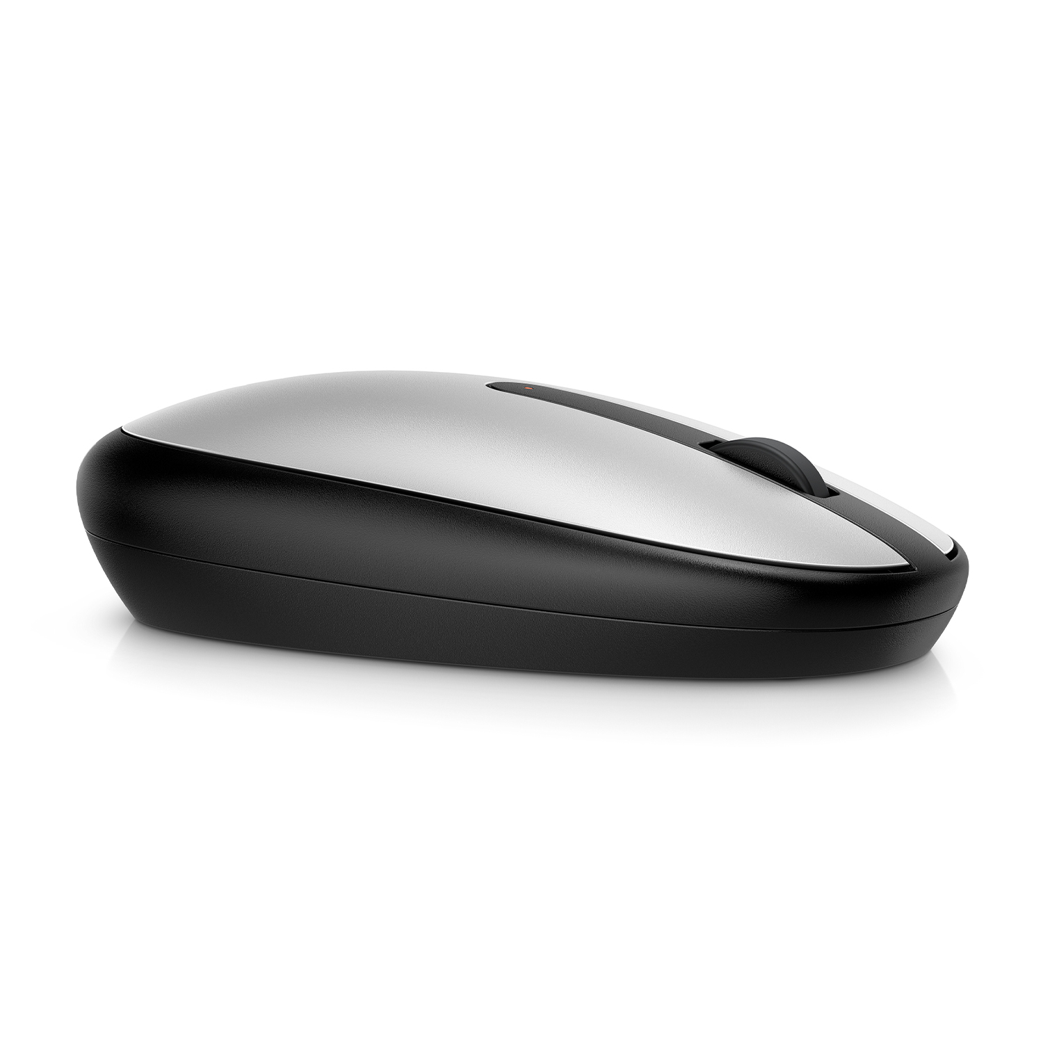 Mouse per computer wireless argento e nero su bianco. Ha una rotella di scorrimento e base nera.