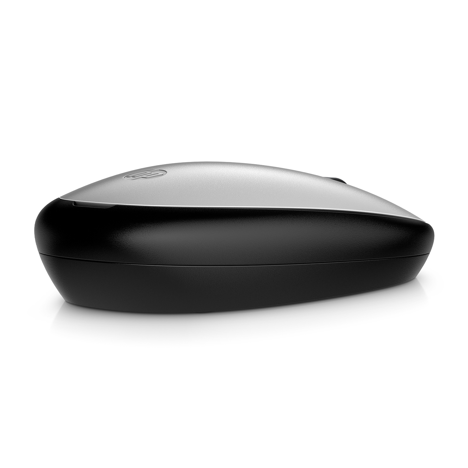 Un mouse per computer nero e argento. Il mouse ha un design curvo ed è visto da un'angolazione bassa.