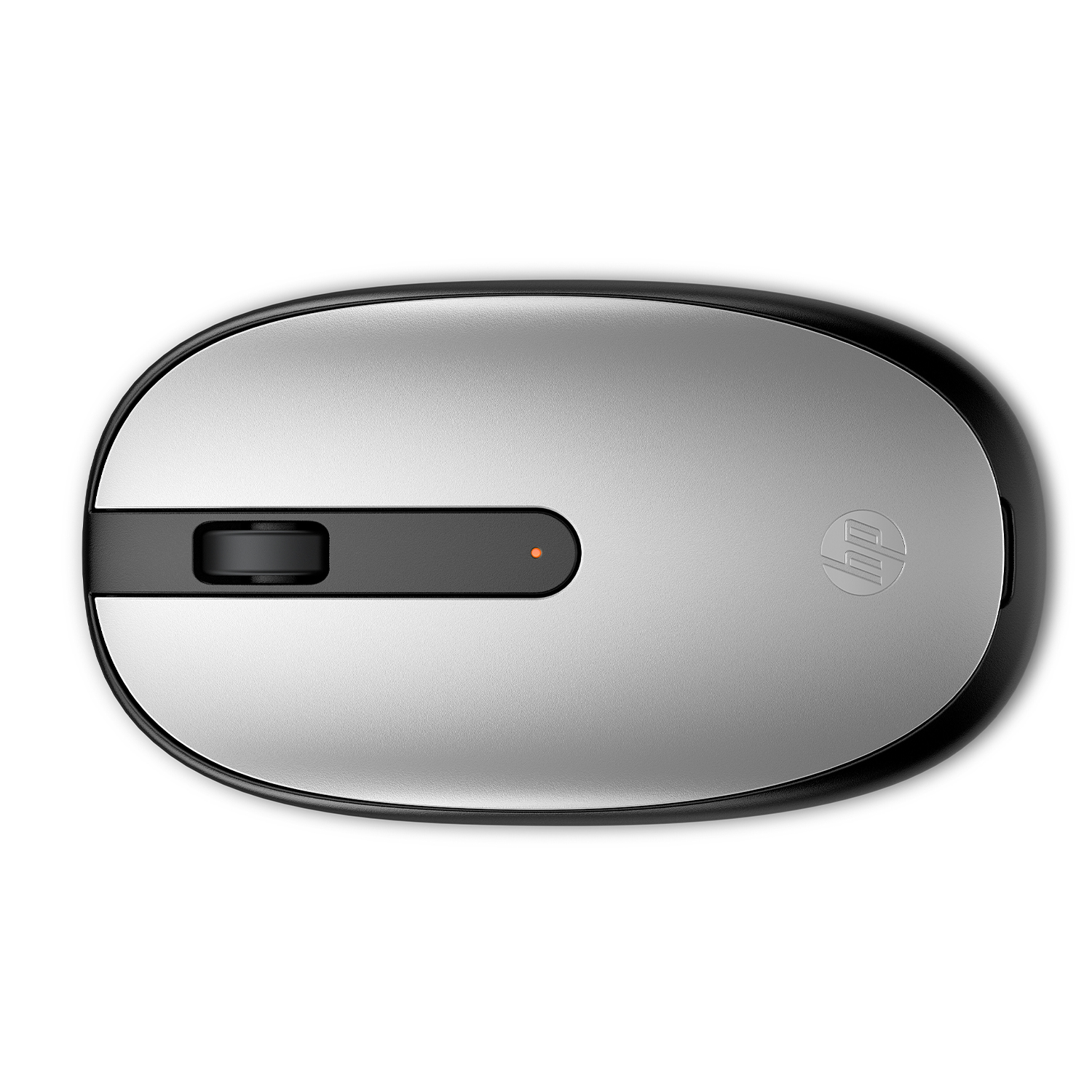 Vista dall'alto di un mouse wireless HP argento e nero su una superficie bianca.