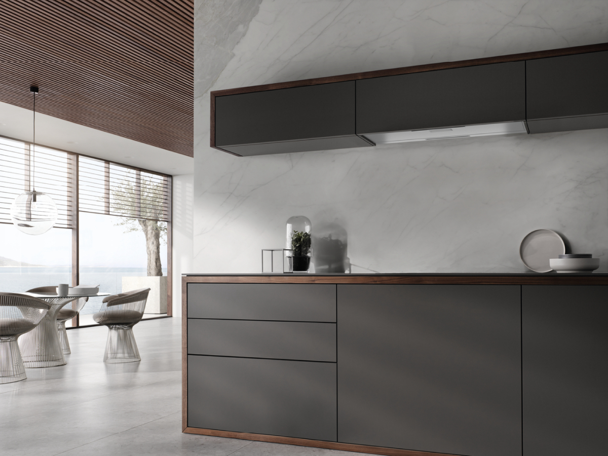 Moderne Küche mit grauen Schränken, Holzverkleidung und Marmor-Rückwand.