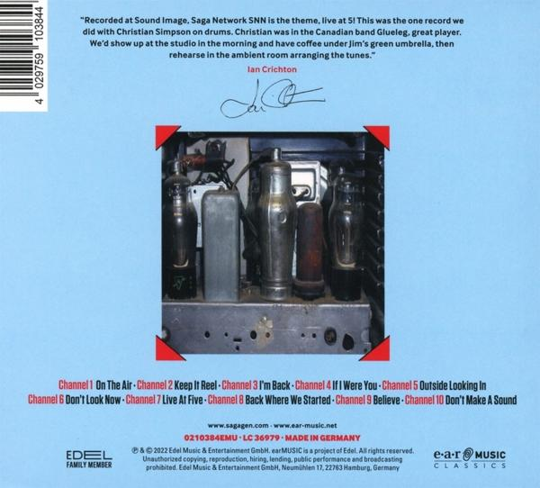 Album-Rückseite mit Text über die Musik. Foto von alten Radioteilen. Blauer Hintergrund.