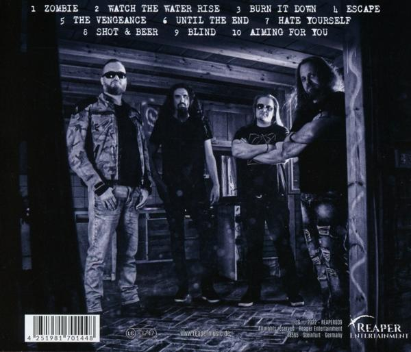 Schwarz-Weiß-Foto von vier Männern in einem Türrahmen mit Songtiteln darüber.