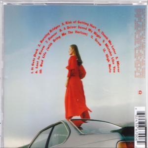 CD-Rückseite mit Frau im roten Kleid, blauem Himmel und Auto im Vordergrund.