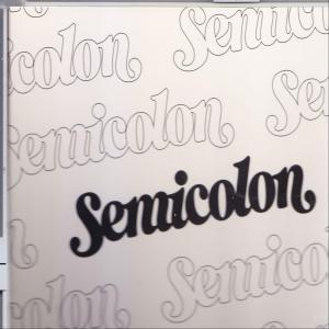 Fehér háttér, a 'semicolon' szóval különböző méretekben, és egy fekete 'semicolon'.