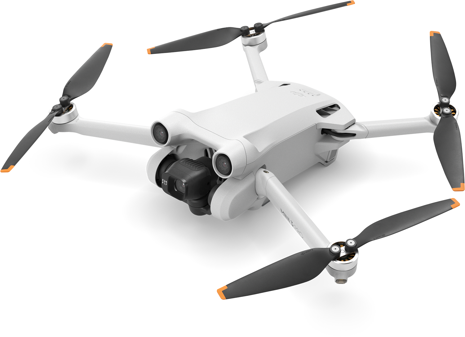 Een witte en grijze drone met oranje propellers, iets omhoog gekanteld, tegen een witte achtergrond.