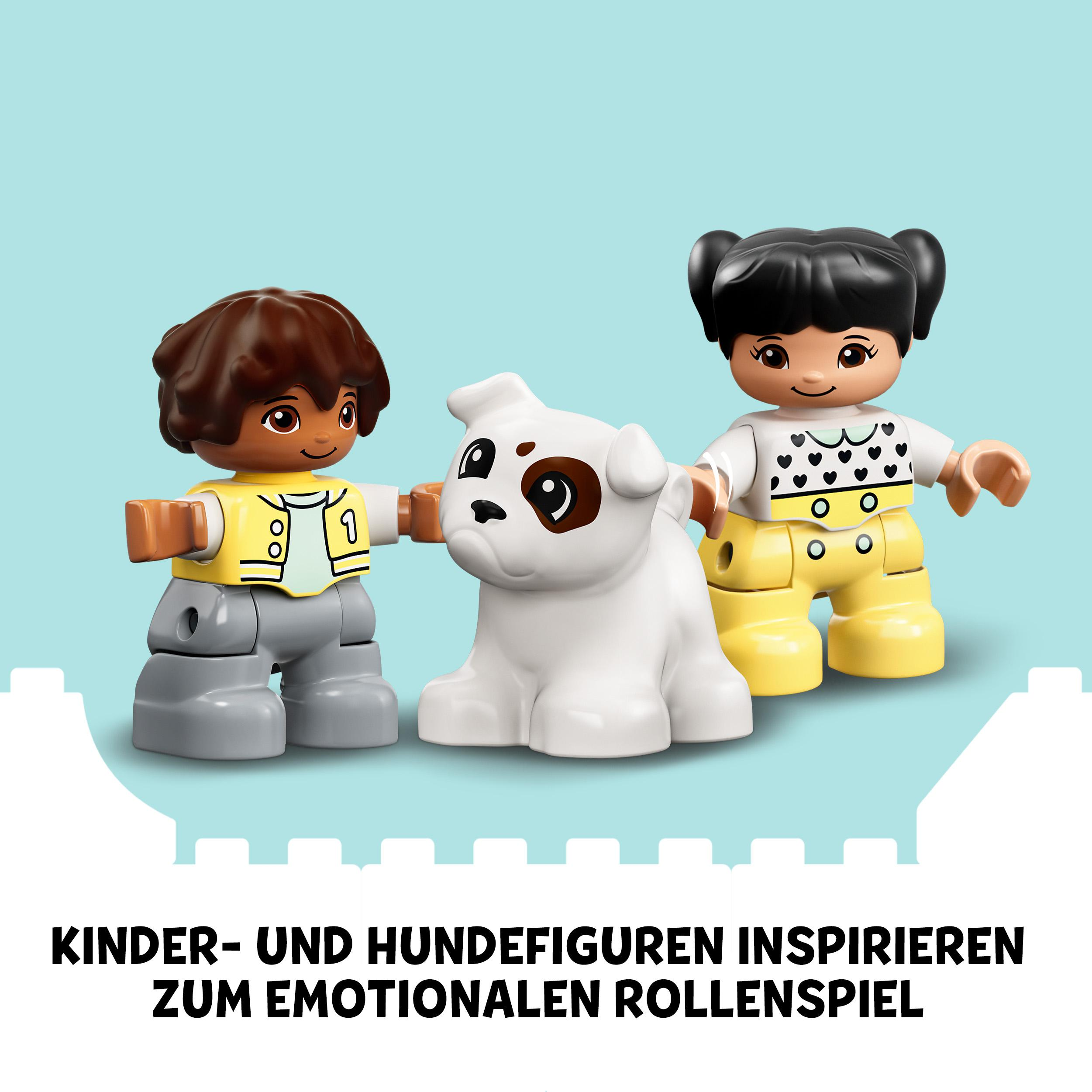 LEGO-Figuren von zwei Kindern mit einem Hund; blauer Hintergrund mit Text.