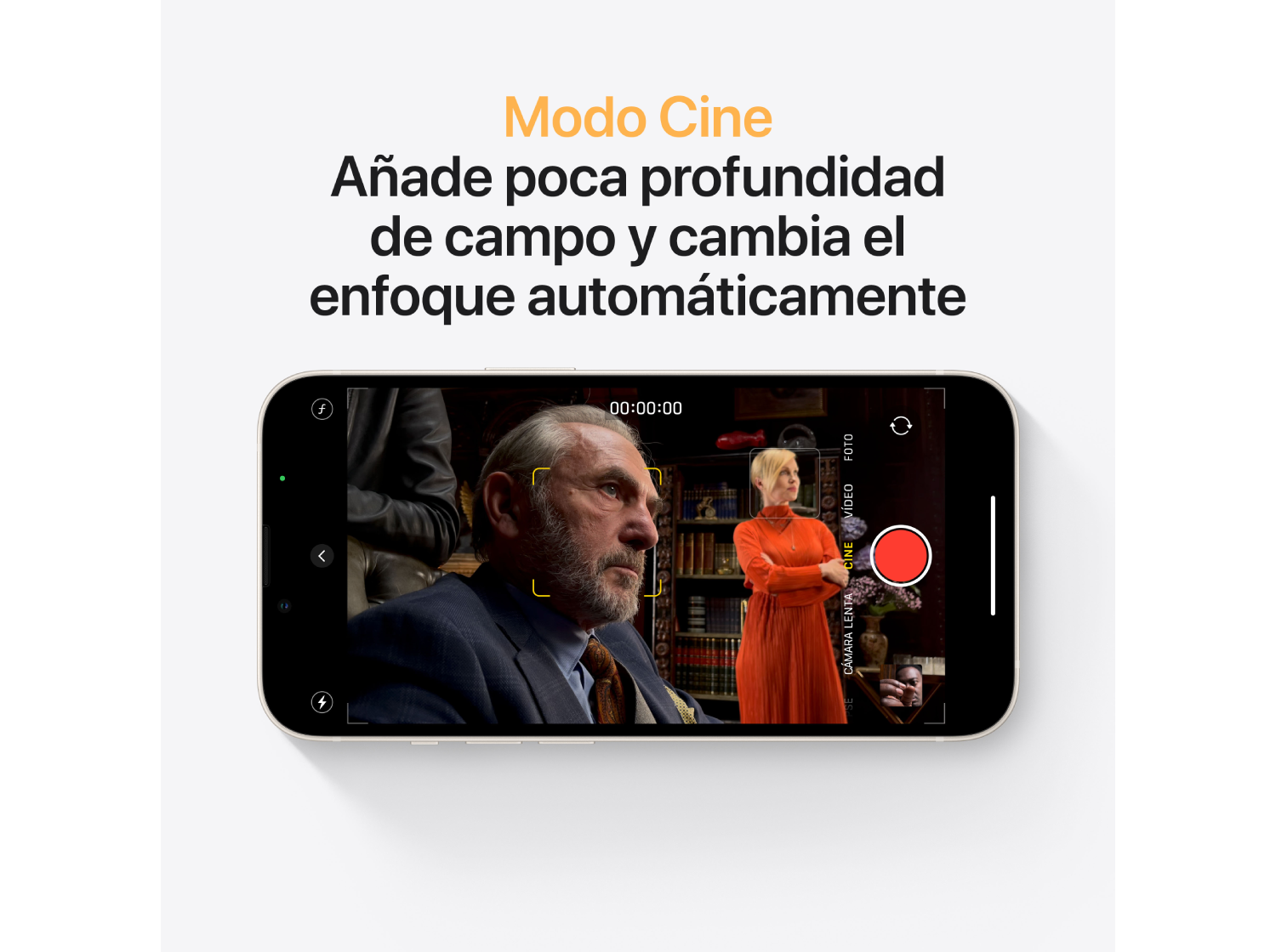 Un iPhone muestra una escena con dos personas, con texto arriba que indica el modo cine.