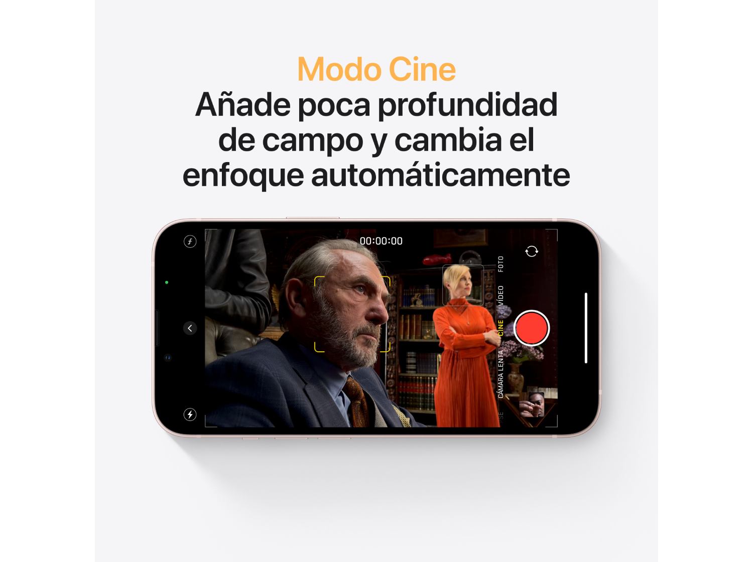 iPhone mostrando una interfaz de modo cine. Lo sostiene una persona filmando a dos personas.