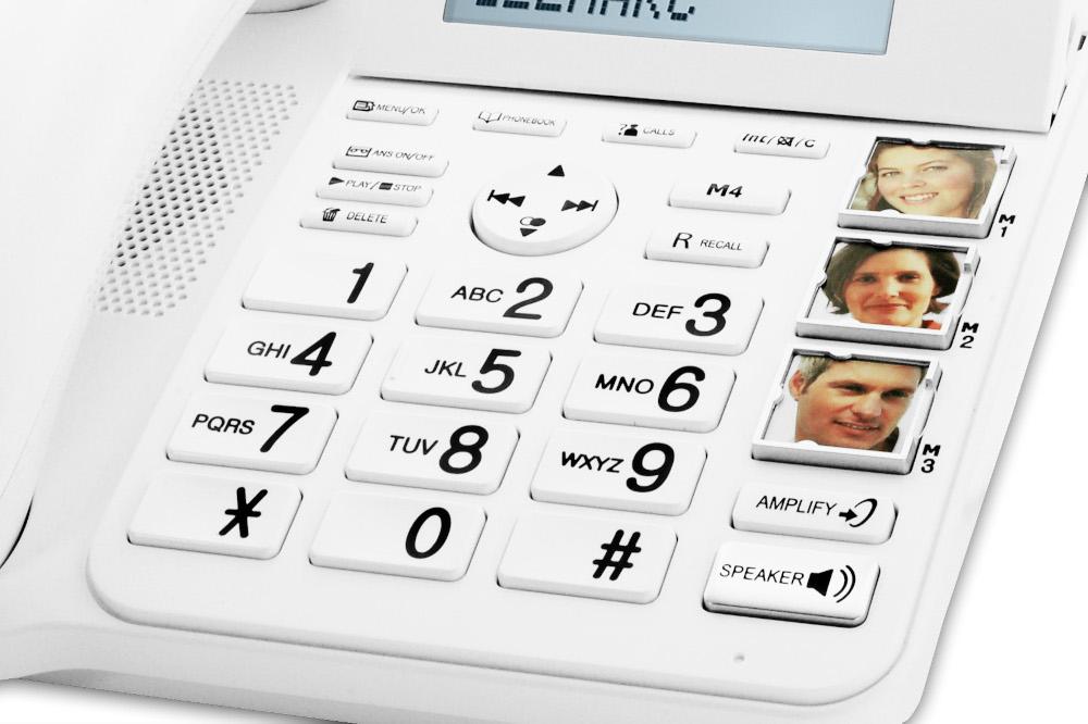 Un téléphone blanc avec des photos de personnes à côté des boutons numérotés.
