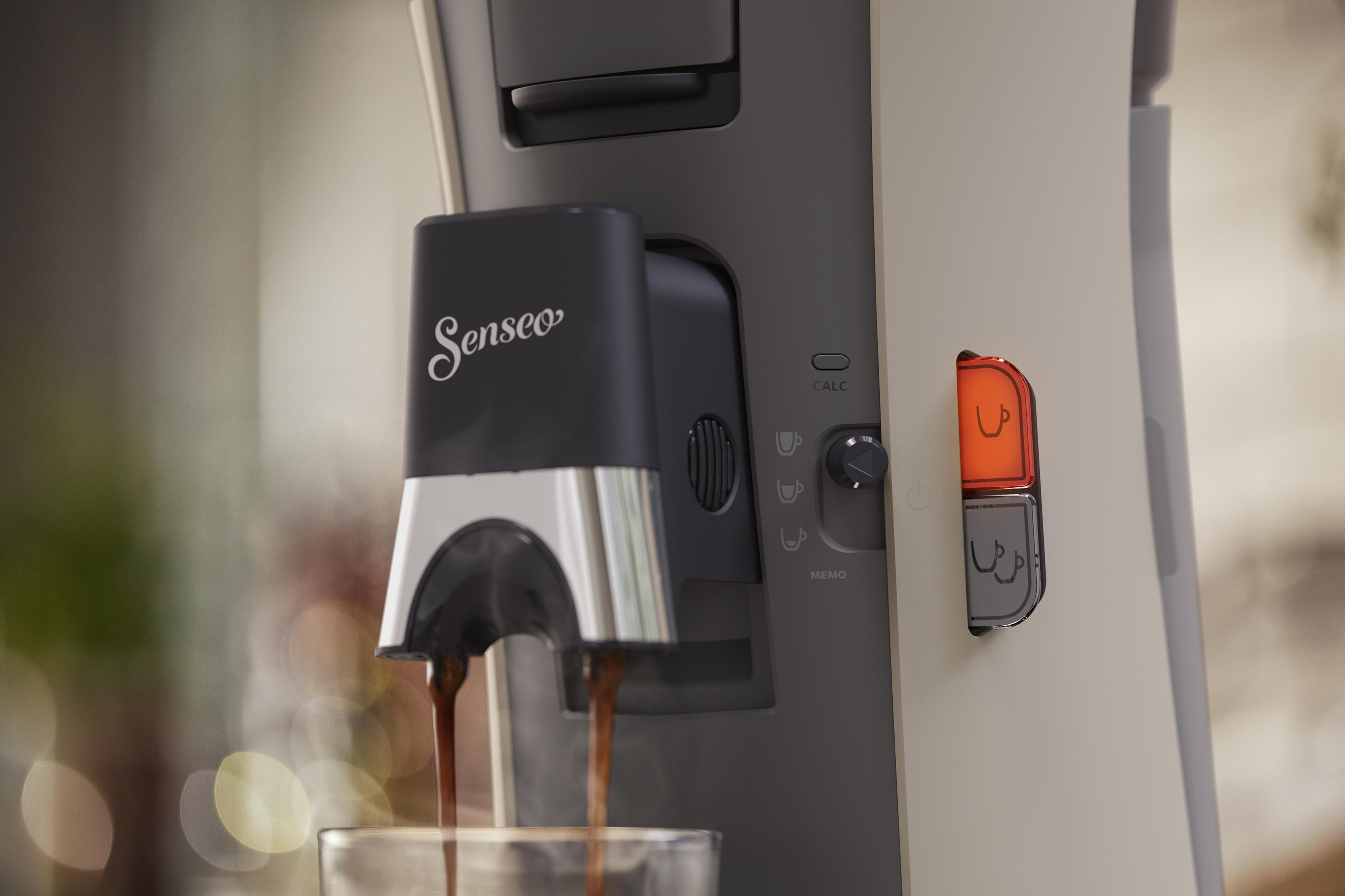 Nahaufnahme einer Kaffeemaschine, Kaffee fließt in ein Glas. Knöpfe an der Seite.