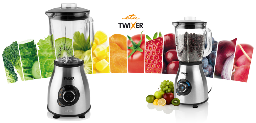 Két turmixgép gyümölcsökkel és zöldségekkel elrendezve egy egészséges smoothie-hoz.
