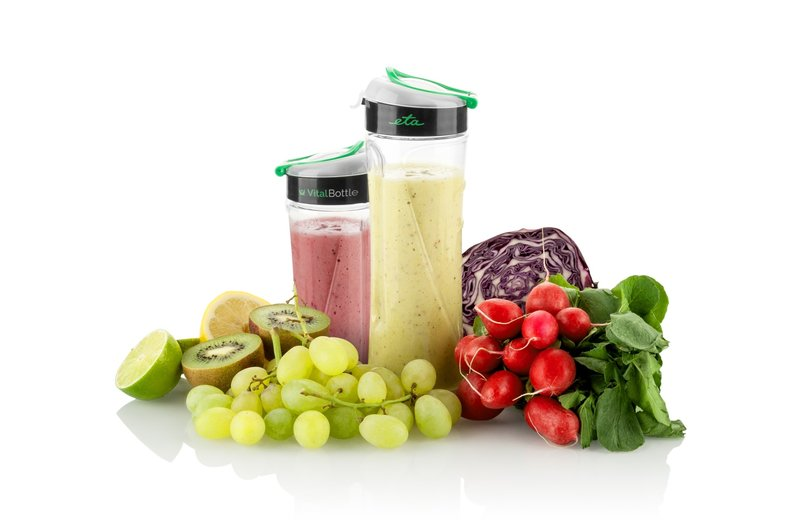 Két smoothie palack, gyümölcsök és zöldségek fehér háttéren.