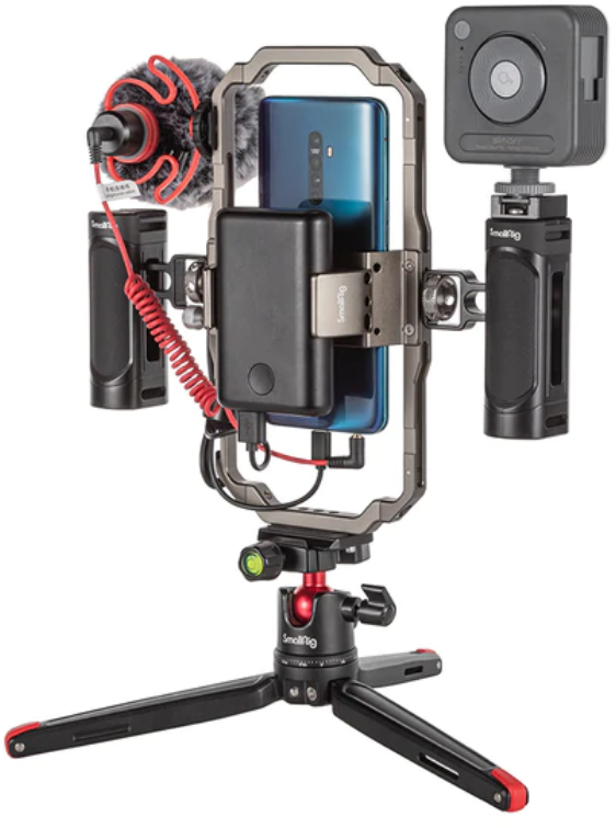 Ein Smartphone-Filming-Setup: Telefon in einem Käfig, Mikrofon, Licht und Stativ.