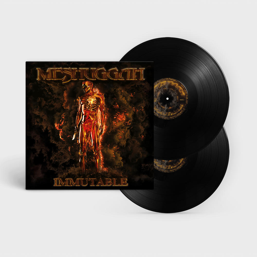A Meshuggah 'Immutable' című albumának borítója. Egy tüzes, csontvázszerű alakot ábrázol sötét háttér előtt, három fekete bakelit lemezzel.