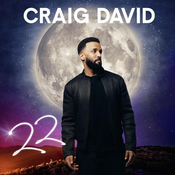 Craig David devant une lune. Le chiffre 22 est en bas à gauche.
