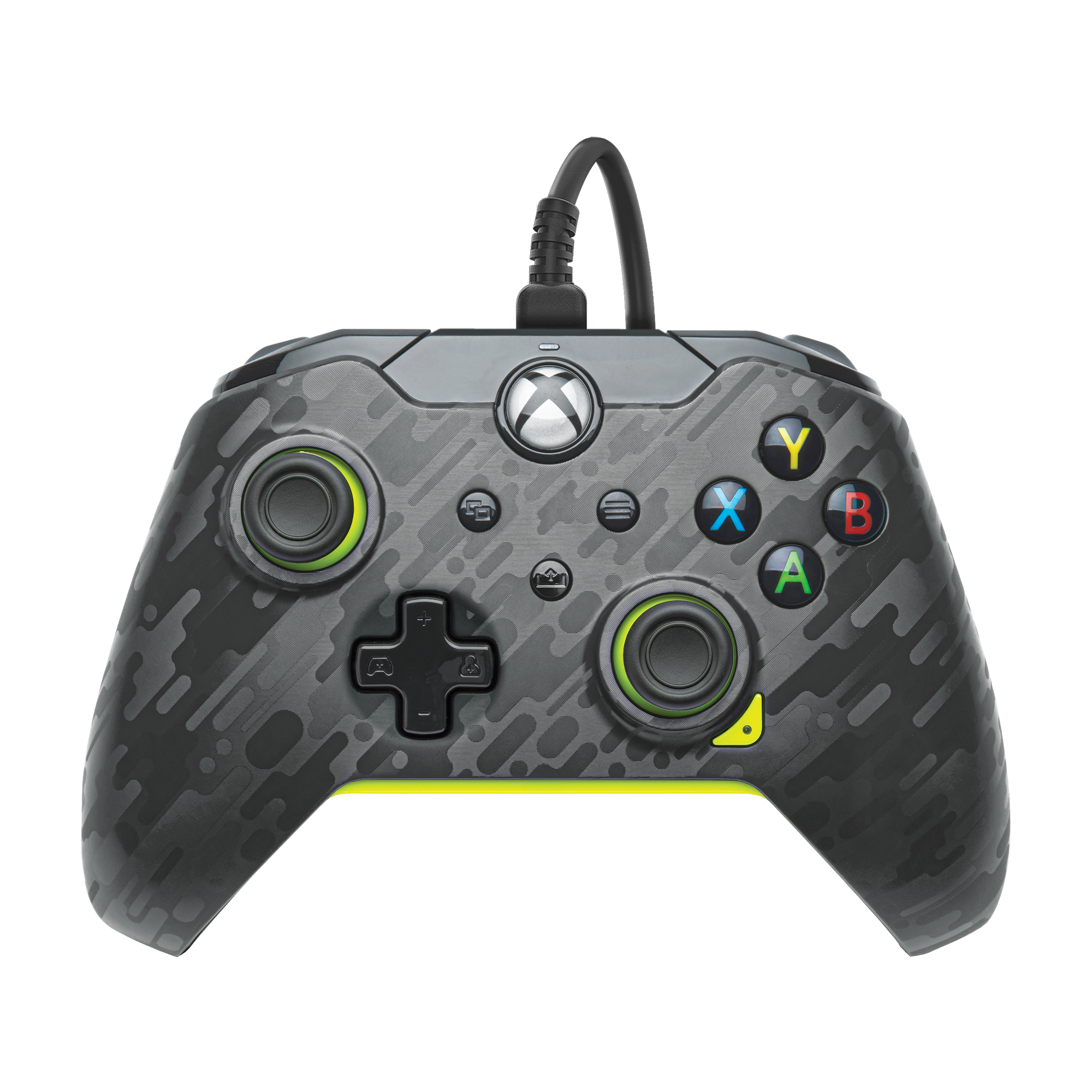 Ein Xbox-Controller mit Camouflage-Muster, farbigen Tasten und angeschlossenem Kabel. Der Hintergrund ist schwarz.