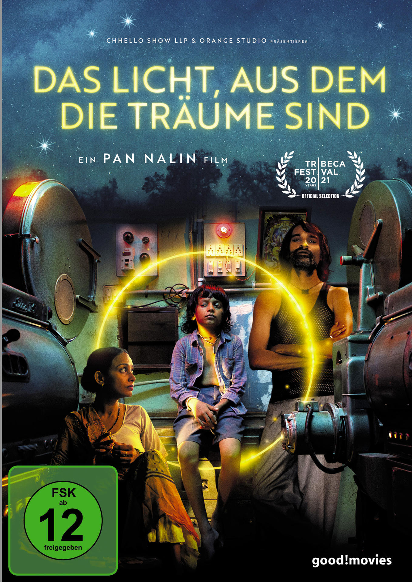 Deutscher Filmplakat mit drei Personen am Filmset und gelbem Text. Der Titel lautet 'Das Licht...Träume'.
