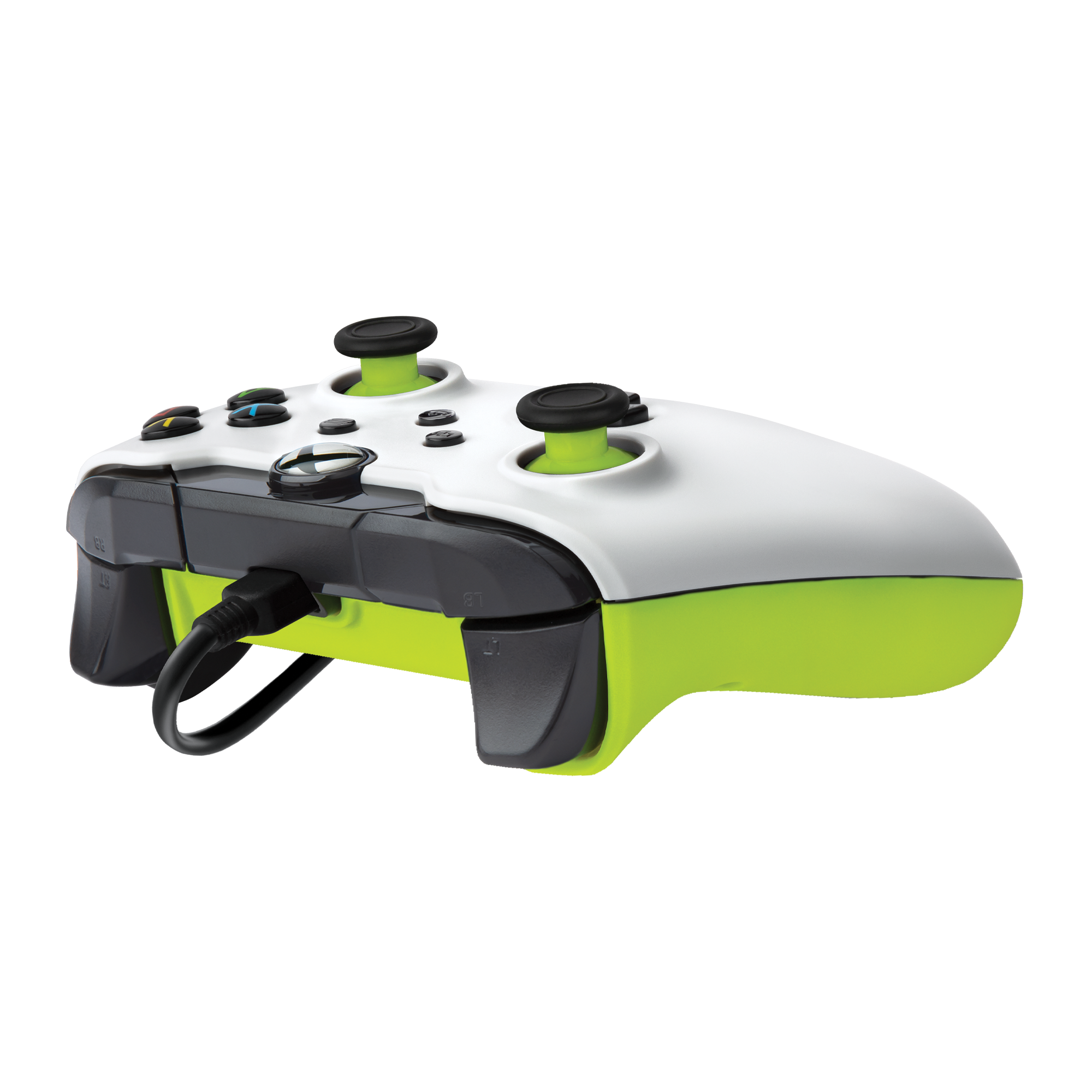 Ein Xbox-Controller, weiß und grün. Ein schwarzes Kabel ist eingesteckt. Der Controller vor schwarzem Hintergrund.