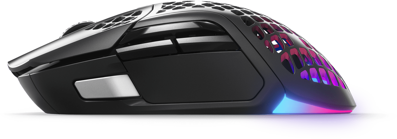 Zwarte gamingmuis met een gatvol bovenkant, zilveren zijkantknop en RGB-verlichting.