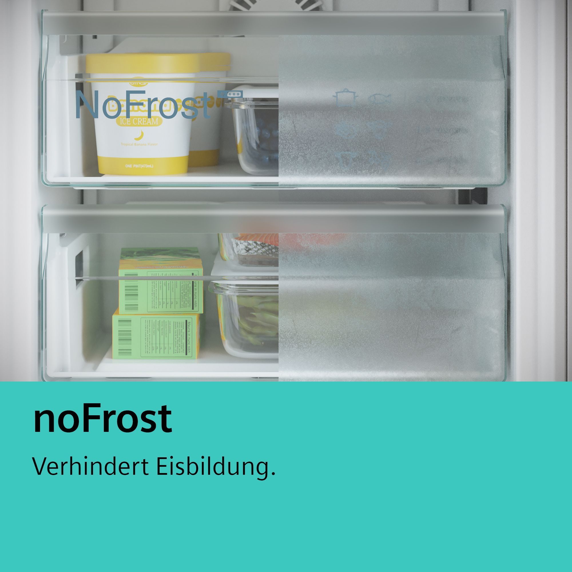 Im Inneren eines Kühlschranks mit No-Frost-Etikett. Behälter mit Lebensmitteln, darunter Eis und Gemüse, sind sichtbar.
