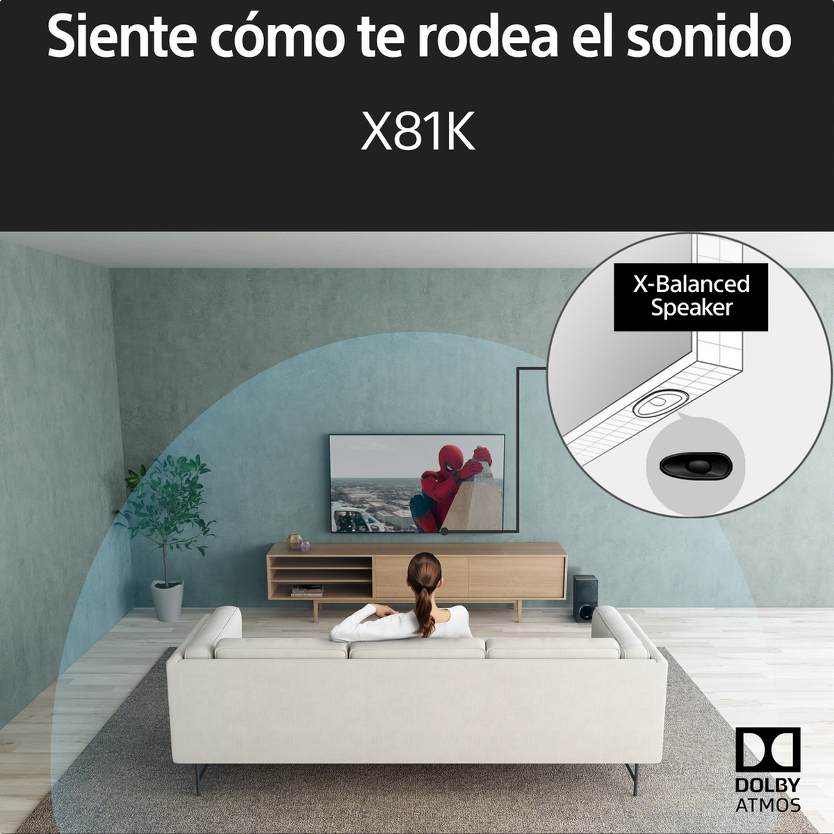 Escena de salón con mujer en sofá, TV y altavoz, se muestran ondas sonoras.