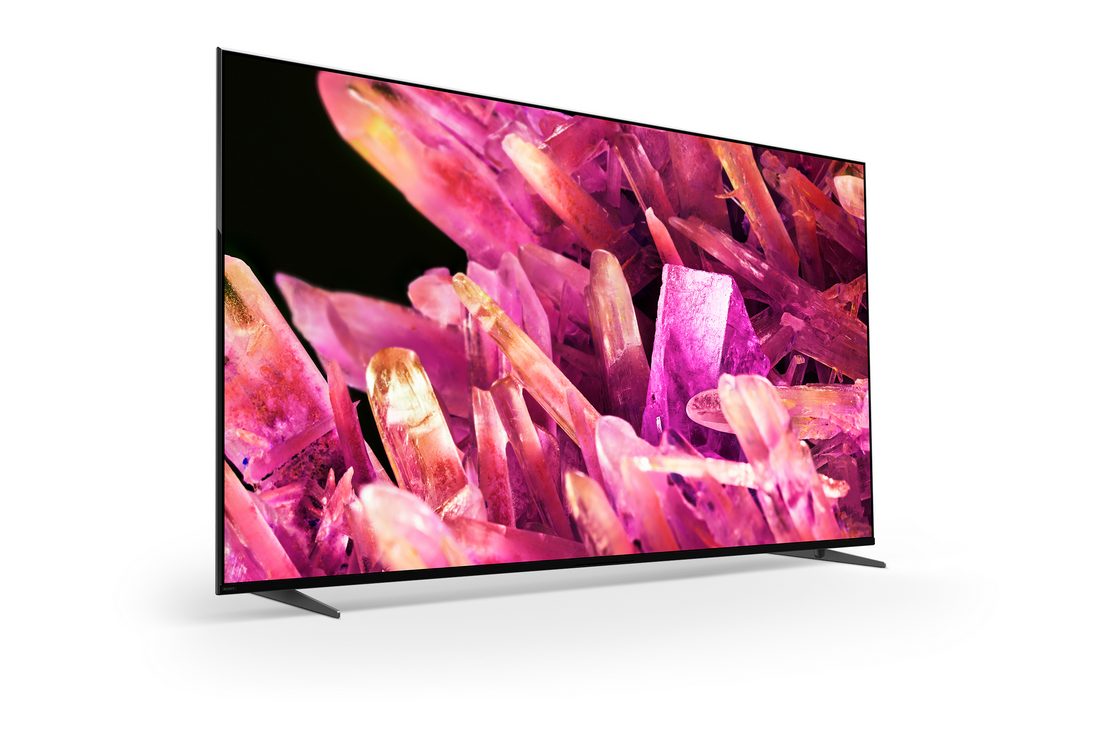 Una gran pantalla de TV muestra una imagen colorida de cristal sobre fondo blanco.