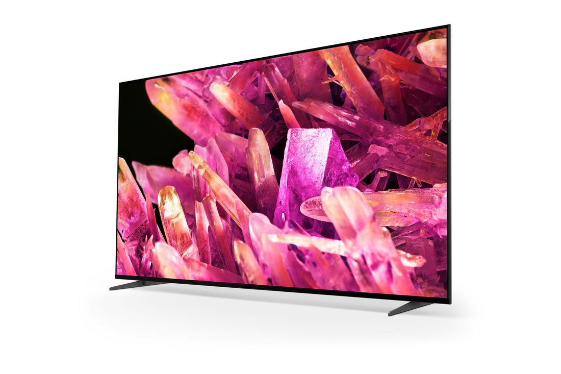 TV moderno con pantalla rosa cristalina, marco y soporte negros, sobre fondo blanco.